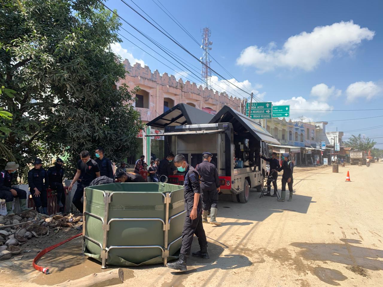 Polri Salurkan Air Bersih dan Bagikan Masker untuk Warga Terdampak Banjir di Nagan Raya Polri Salurkan Air Bersih dan Bagikan Masker untuk Warga Terdampak Banjir di Nagan Raya