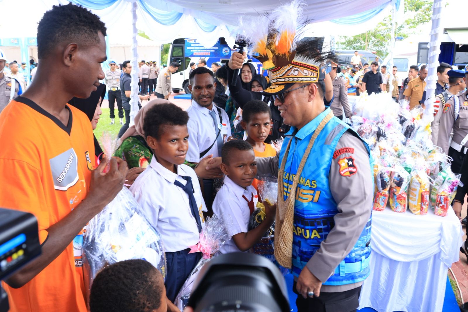 Wakapolri Apresiasi Sinergi Ribuan Mitra Kamtibmas dalam Apel Mitra Kamtibmas Presisi di Polda Papua Wakapolri Apresiasi Sinergi Ribuan Mitra Kamtibmas dalam Apel Mitra Kamtibmas Presisi di Polda Papua