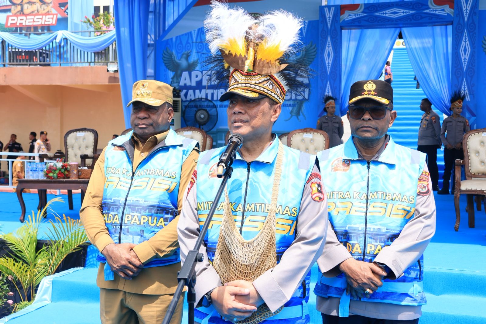 Wakapolri Tinjau UMKM, Bakes, dan Pembagian Perlengkapan Sekolah Usai Apel Mitra Kamtibmas di Papua Wakapolri Tinjau UMKM, Bakes, dan Pembagian Perlengkapan Sekolah Usai Apel Mitra Kamtibmas di Papua