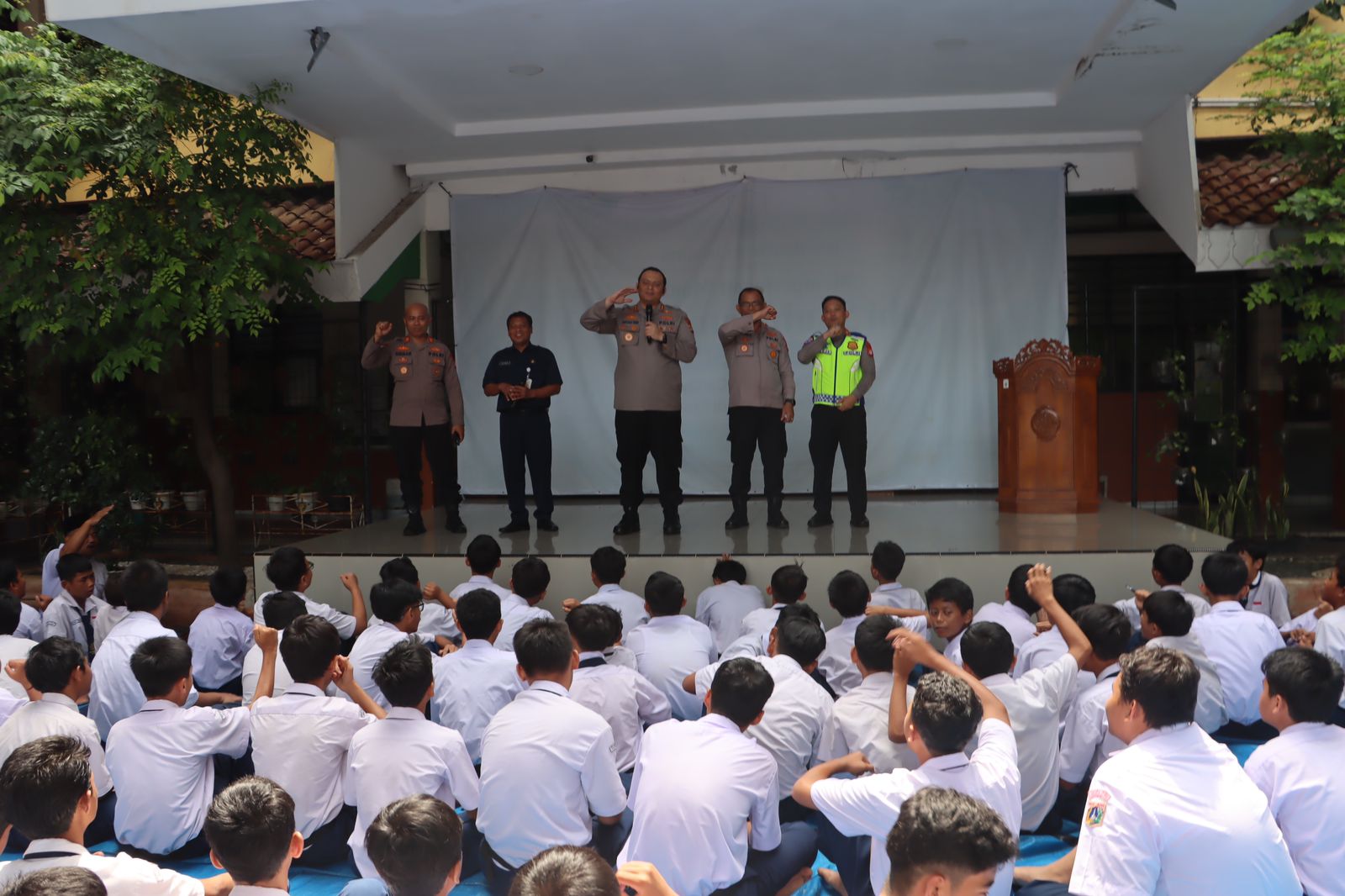 Polisi Ingatkan Siswa SMP 261 soal Bahaya Tawuran, Narkoba, Konten Film Dewasa Polisi Ingatkan Siswa SMP 261 soal Bahaya Tawuran, Narkoba, Konten Film Dewasa