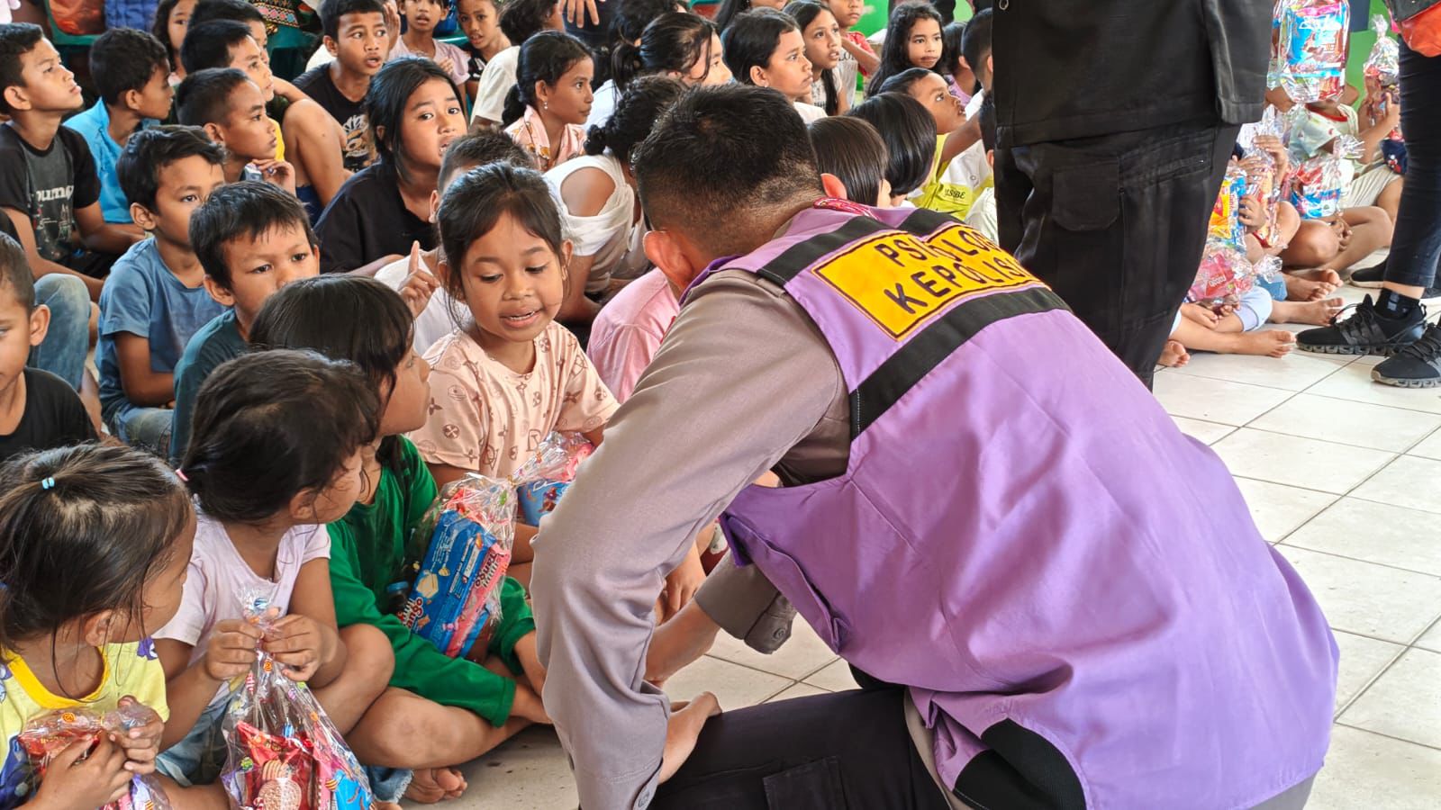 Tim Trauma Healing Polri Beri Dukungan Psikososial bagi Korban Banjir di Aceh Tamiang Tim Trauma Healing Polri Beri Dukungan Psikososial bagi Korban Banjir di Aceh Tamiang