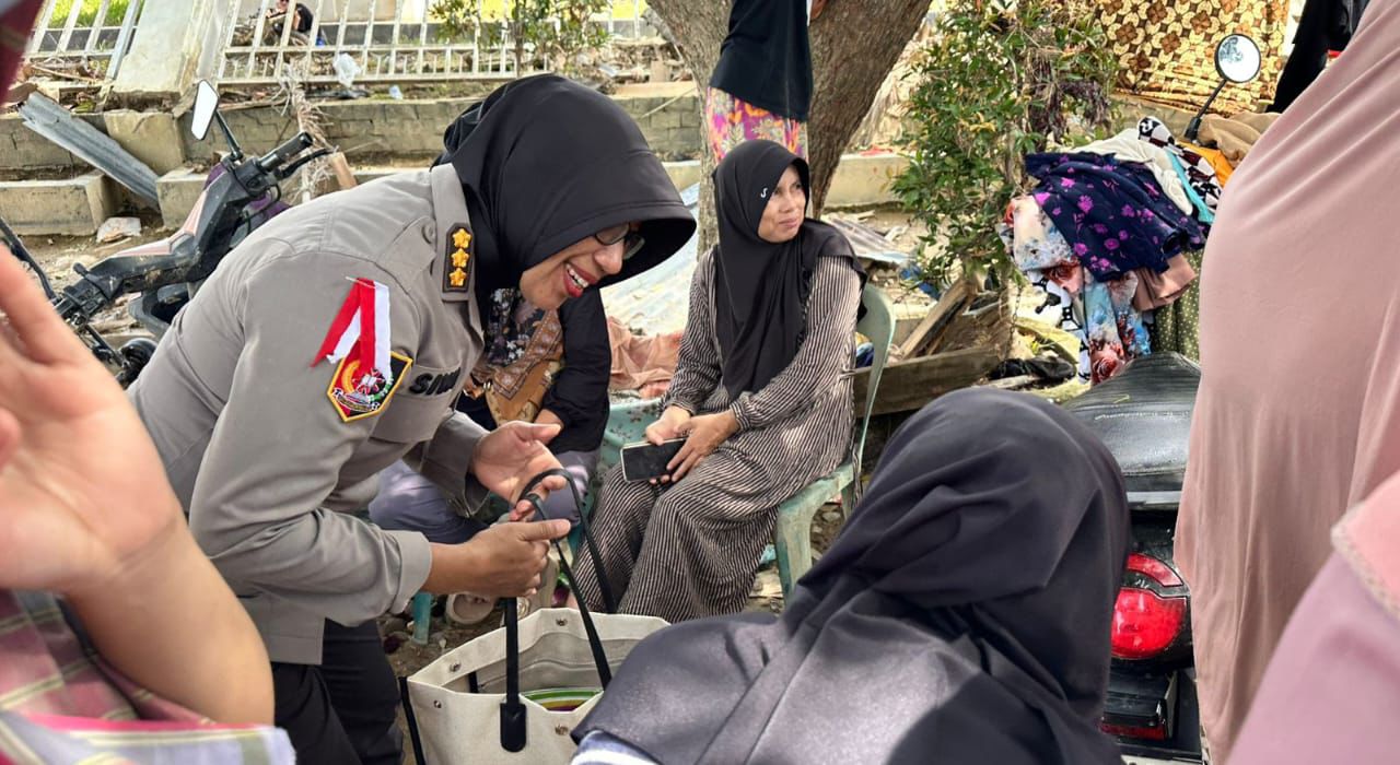 Tim Trauma Healing Polres Sibolga Hadir di Posko Pengungsian TK Negeri Pembina Sibolga Tim Trauma Healing Polres Sibolga Hadir di Posko Pengungsian TK Negeri Pembina Sibolga