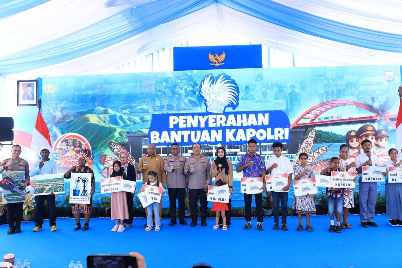 Polri Serahkan Bantuan Pendidikan bagi 10 Anak Korban KKB di Papua Polri Serahkan Bantuan Pendidikan bagi 10 Anak Korban KKB di Papua