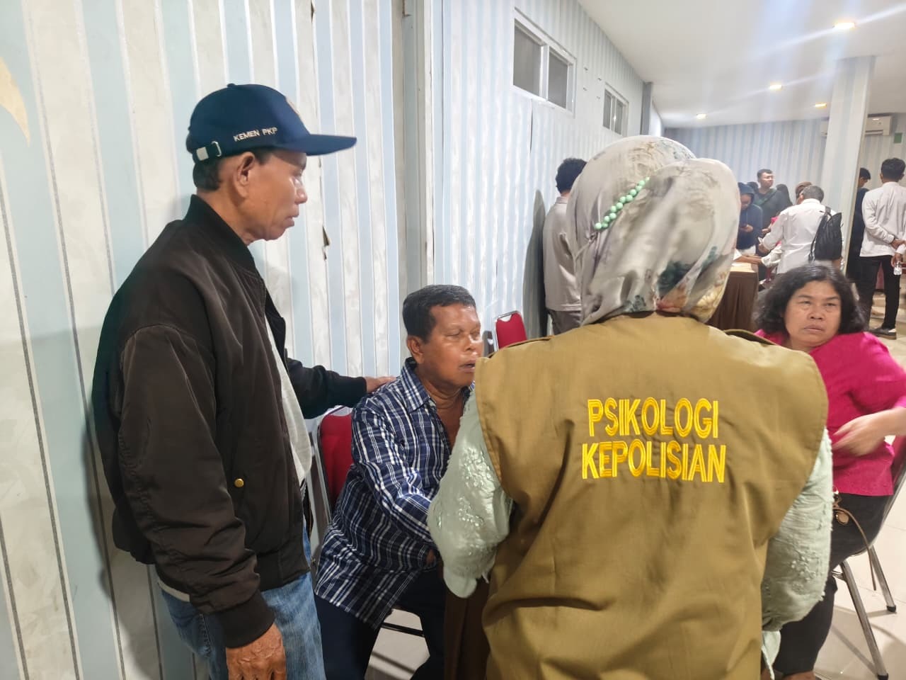 Polda Metro Jaya Terjunkan Tim Psikologi Dampingi Keluarga Korban Kebakaran Gedung Terra Drone Polda Metro Jaya Terjunkan Tim Psikologi Dampingi Keluarga Korban Kebakaran Gedung Terra Drone