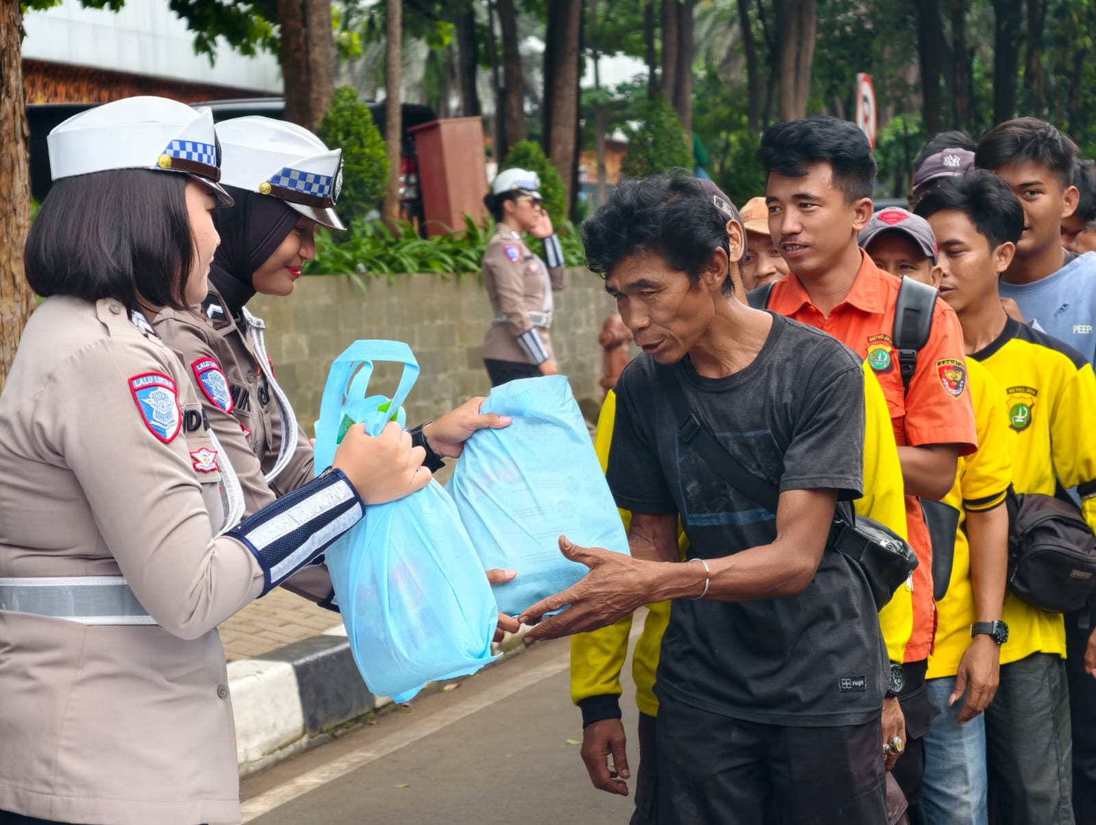 Polda Metro Jaya Rangkul Ojol dan PHL Lewat Jum’at Peduli: Kita Jaga Jakarta Bersama