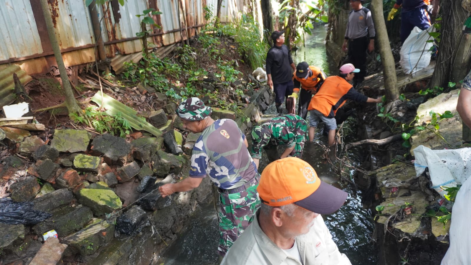Karbak Bersih Sungai Cipinang di Depok, Jaga Lingkungan Bagian dari Kedaulatan Bangsa