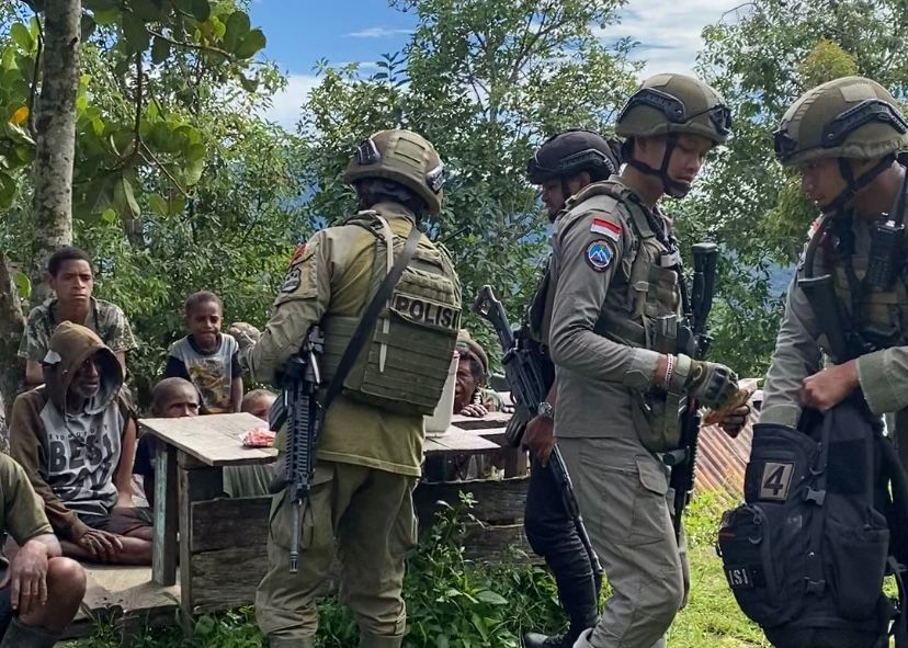 Patroli Humanis Satgas Ops Damai Cartenz di Kampung Apom Kiwirok, Pererat Kedekatan dengan Warga Patroli Humanis Satgas Ops Damai Cartenz di Kampung Apom Kiwirok, Pererat Kedekatan dengan Warga