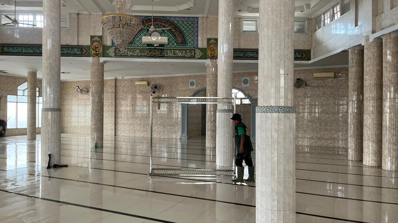 Usai Dibersihkan Personel Polri, Masjid Terdampak Bencana di Aceh Kini Bisa Dipakai Warga Usai Dibersihkan Personel Polri, Masjid Terdampak Bencana di Aceh Kini Bisa Dipakai Warga