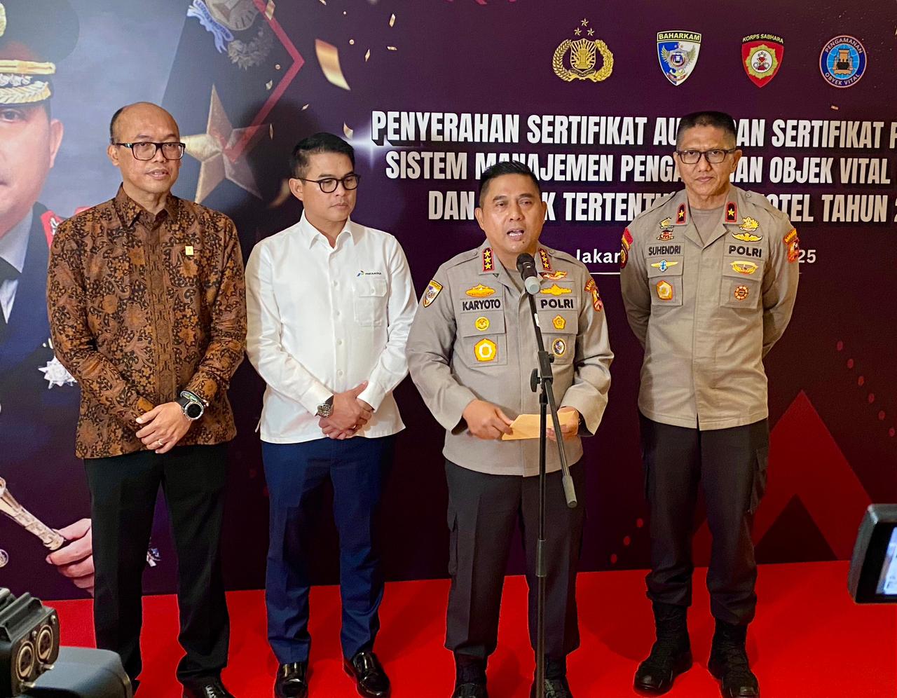 Polri Serahkan Sertifikat Audit Sistem Pengamanan Objek Vital Nasional Tahun 2025 Polri Serahkan Sertifikat Audit Sistem Pengamanan Objek Vital Nasional Tahun 2025
