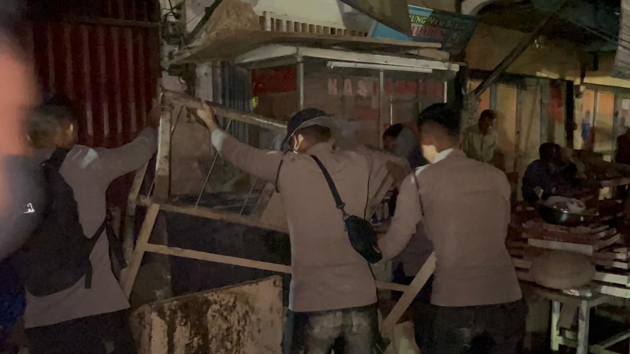 Personel Polri Bersihkan Lumpur dan Sampah Pascabanjir di Jalan Lintas Aceh Tamiang