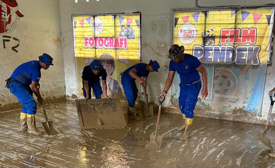 Korpolairud Baharkam Polri Lakukan Normalisasi Sekolah Terdampak Lumpur di Padang Pariaman