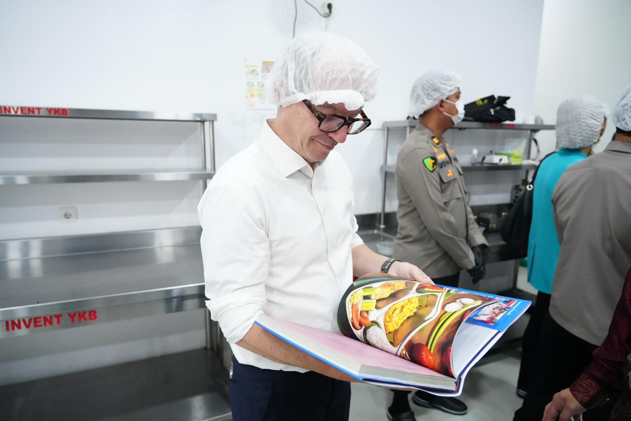 Rasa Bhayangkara Nusantara Diserahkan kepada Delegasi Prancis, Potret Pengabdian Polri Dukung MBG Berbasis Gizi, Budaya, dan Ilmu Pengetahuan Rasa Bhayangkara Nusantara Diserahkan kepada Delegasi Prancis, Potret Pengabdian Polri Dukung MBG Berbasis Gizi, Budaya, dan Ilmu Pengetahuan