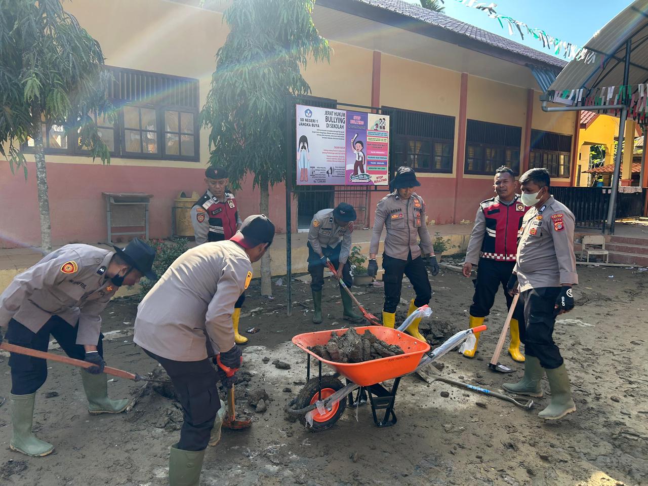 Polri dan Warga Bersinergi Pulihkan Pascabanjir di Pidie Jaya