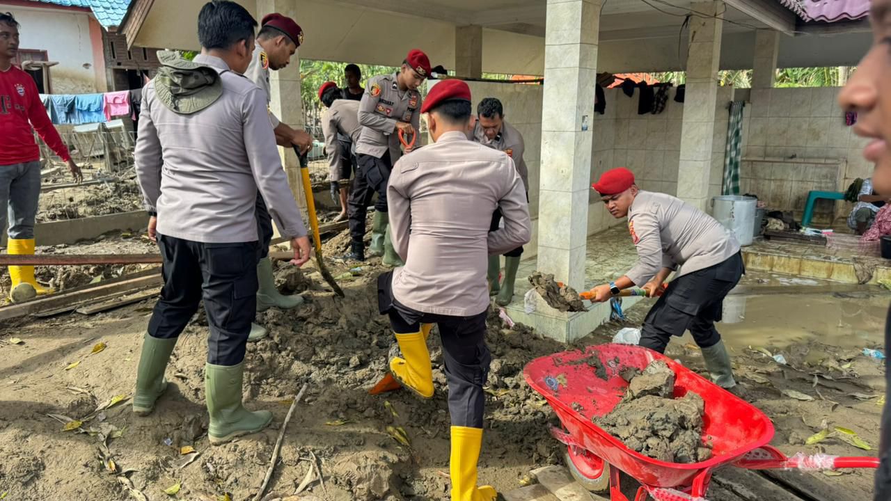Polres Pidie Jaya Gelar Bakti Sosial di Dua Lokasi Terdampak Banjir Bandang, Wujud Kepedulian Polri untuk Masyarakat Polres Pidie Jaya Gelar Bakti Sosial di Dua Lokasi Terdampak Banjir Bandang, Wujud Kepedulian Polri untuk Masyarakat