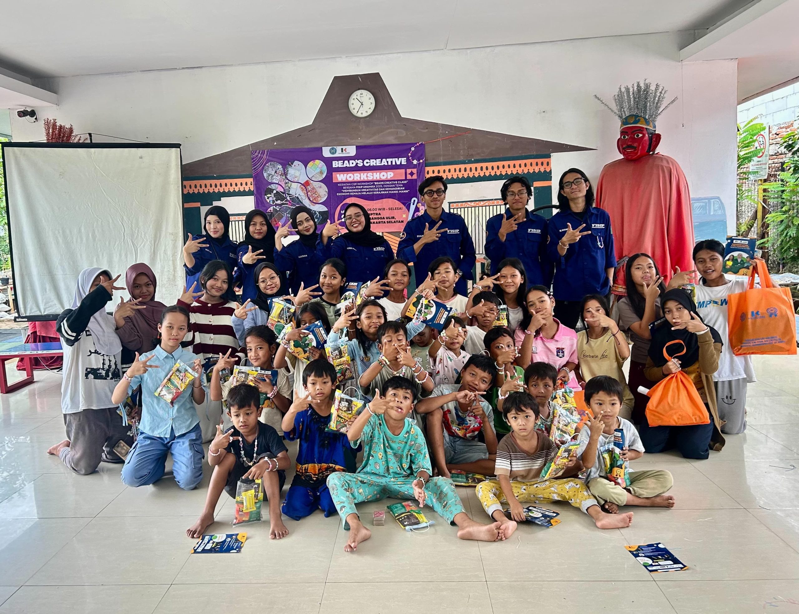 Wujudkan CSR Mahasiswa, FISIP UHAMKA Sulap Manik-Manik Jadi Peluang Bisnis Kreatif bagi Remaja