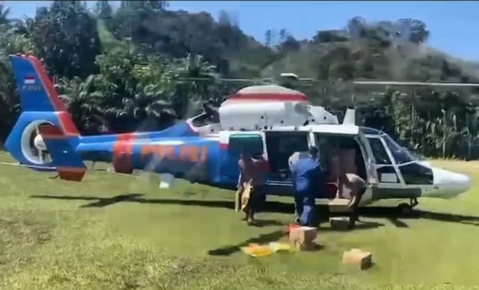 Polri Kirim Logistik Lewat Udara ke Palambayan, Dukung Penanggulangan Banjir Sumatera Barat