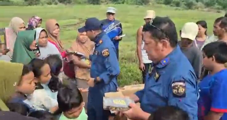 Aksi Kemanusiaan Pilot dan Kru Helikopter Salurkan 145 Al-Qur’an untuk Anak-Anak Terdampak Banjir di Aceh Tamiang