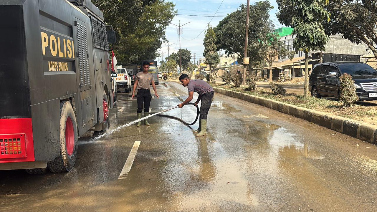 Minimalisir Debu Pasca Banjir, Polri Lakukan Pembersihan dan Penyiraman Jalan Protokol Aceh Tamiang