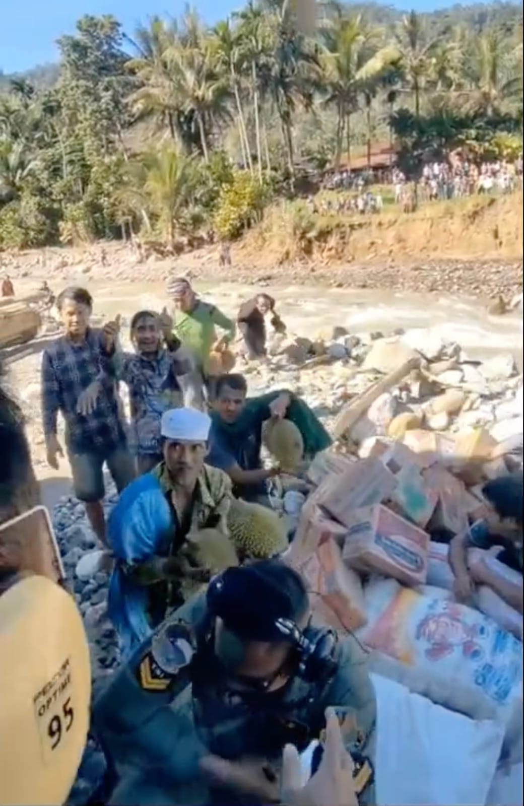 Haru TNI Awak Heli Pengantar Logistik saat Diberi Sepikul Durian dari Warga Terisolasi Gayo Lues