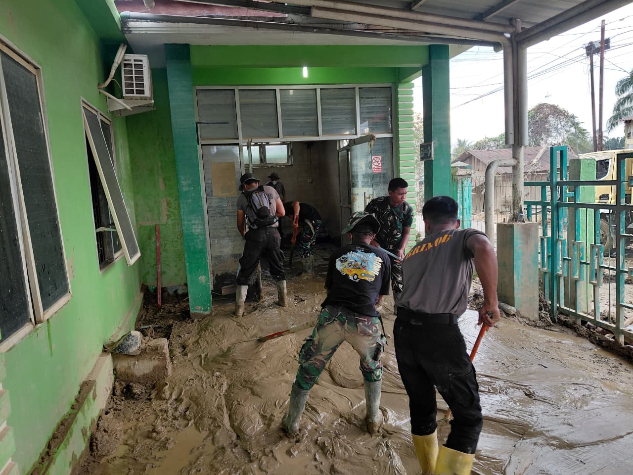 Sinergitas TNI–Polri Bersihkan Puskesmas Kuala Simpang Pasca Banjir