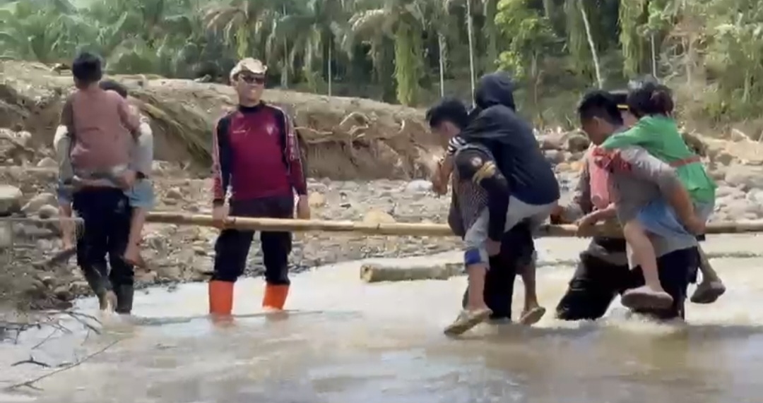 Pembangunan Jembatan Darurat di Salareh Aia, Polres Agam Percepat Pemulihan Akses Warga Pembangunan Jembatan Darurat di Salareh Aia, Polres Agam Percepat Pemulihan Akses Warga