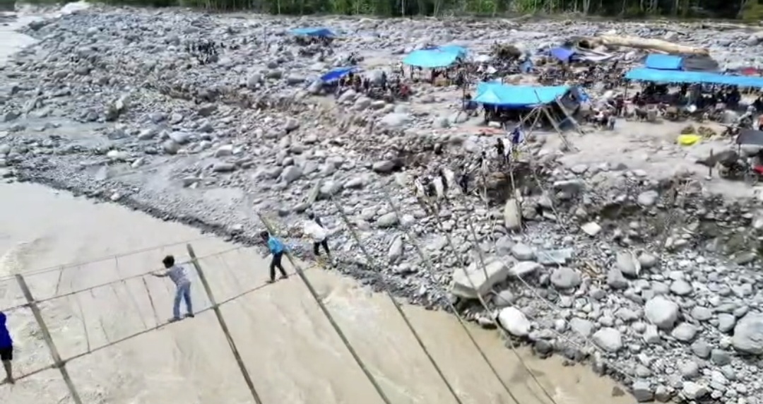 Polres Bener Meriah dan Brimob Pasang Tali Sling, Akses Warga Tiga Desa Kembali Terhubung Polres Bener Meriah dan Brimob Pasang Tali Sling, Akses Warga Tiga Desa Kembali Terhubung