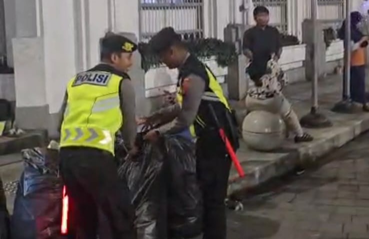 Aksi Humanis Polisi, Punguti Sampah Usai Perayaan Tahun Baru di Yogyakarta