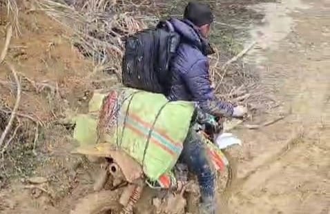 Terobos Medan Ekstrem, Warga Kampung Serule Apresiasi Personel Polres Aceh Tengah Jadi yang Pertama Salurkan Logistik