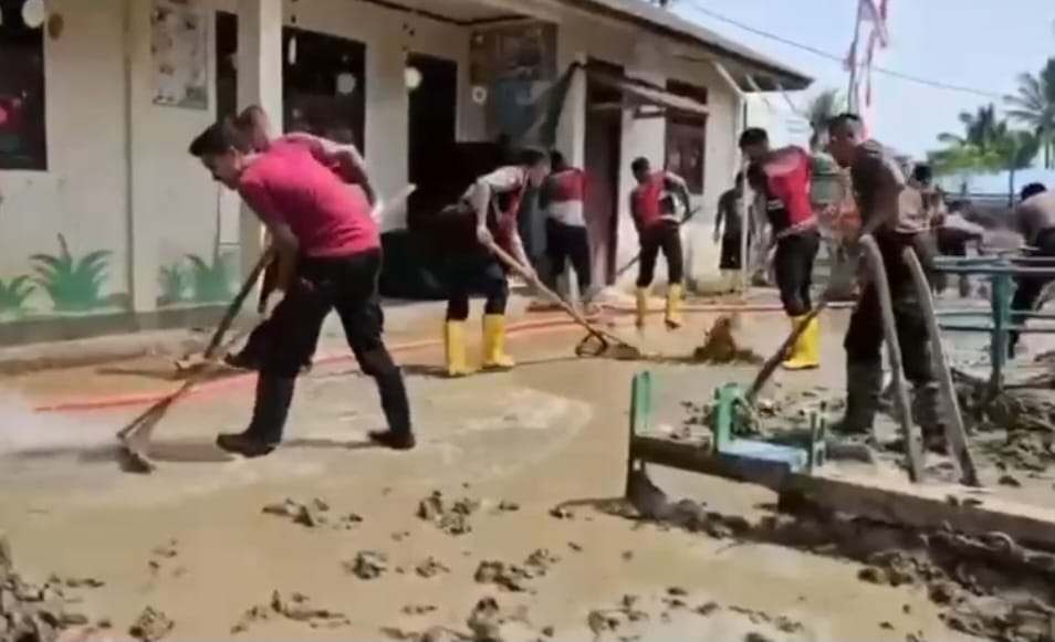 Polres Pidie Jaya Bersama Warga Gotong Royong Percepat Pemulihan Pascabanjir