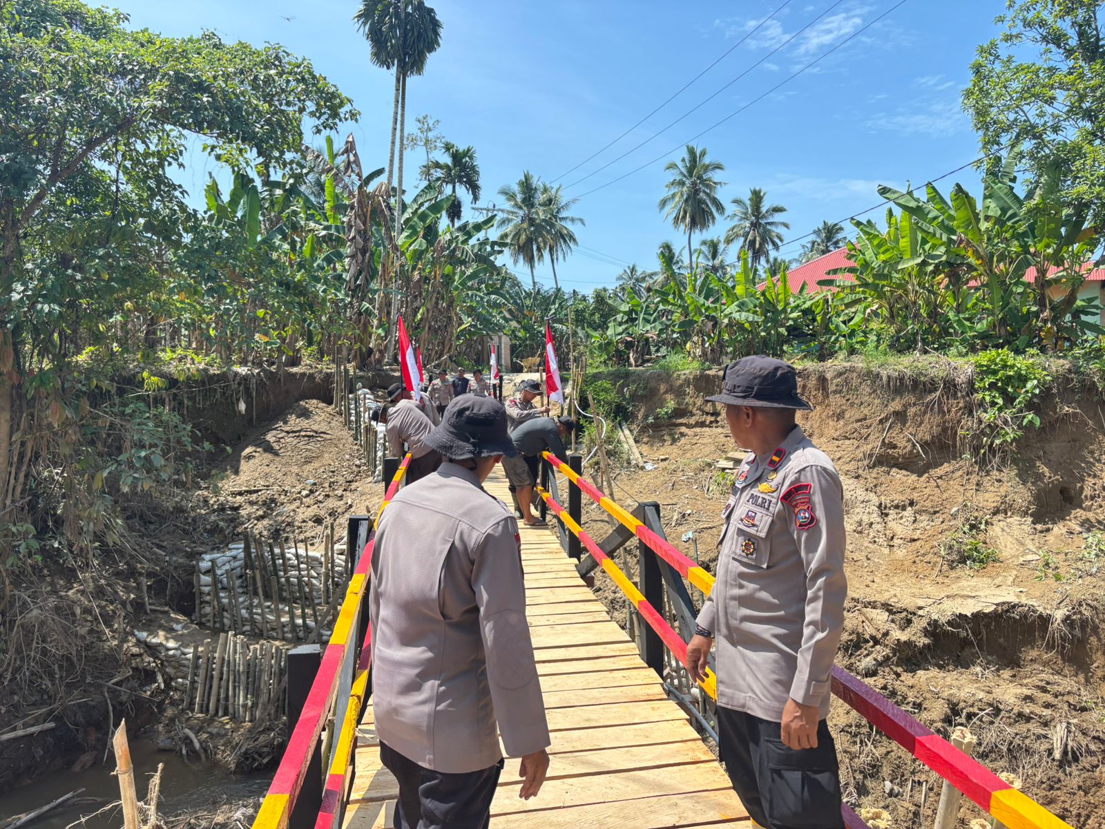 Brimob Polda Sumbar Rampungkan Jembatan Darurat Penghubung Kataping–Sungai Buluah