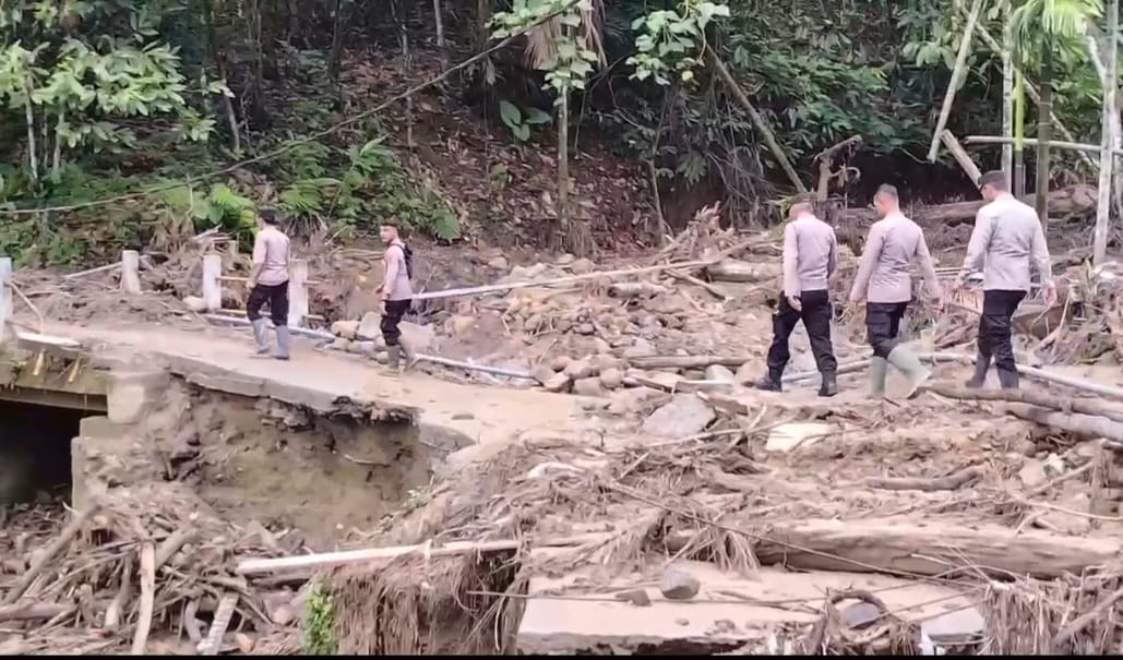 Di Tengah Lumpur dan Harapan, Polri Bersama Warga Buka Akses Jalan Kampung Setie Pascabencana