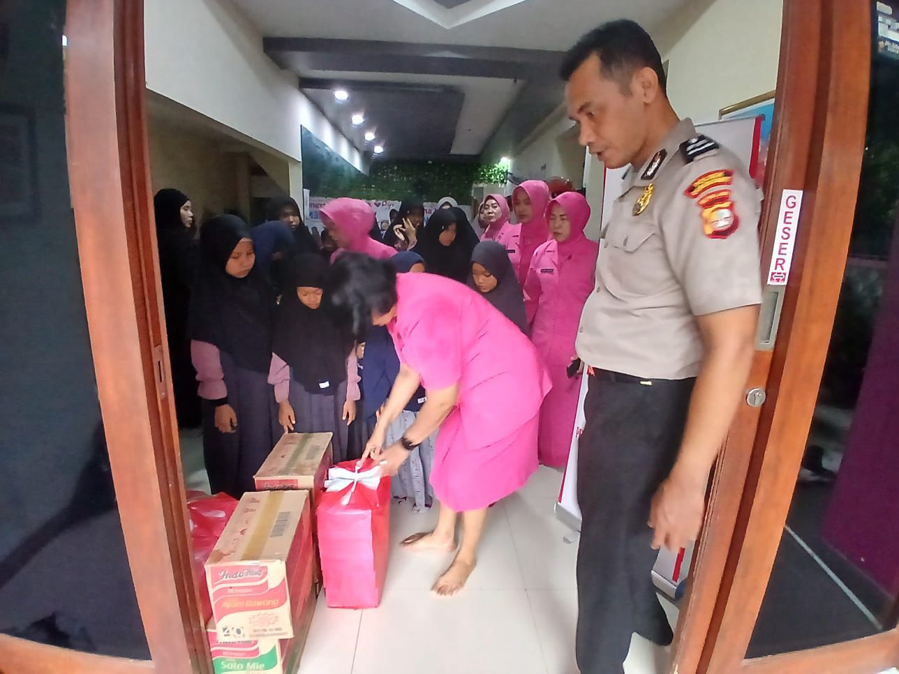 Bhayangkari Ranting Duren Sawit Santuni Anak Yatim di Yayasan Rumah Yatim Bhayangkari Ranting Duren Sawit Santuni Anak Yatim di Yayasan Rumah Yatim