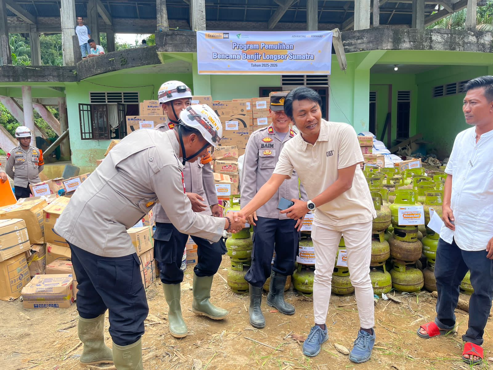 Tim SAR Brimob BKO Polda Sumbar Lakukan Pencarian Korban dan Salurkan Bantuan Banjir di Palembayan Tim SAR Brimob BKO Polda Sumbar Lakukan Pencarian Korban dan Salurkan Bantuan Banjir di Palembayan