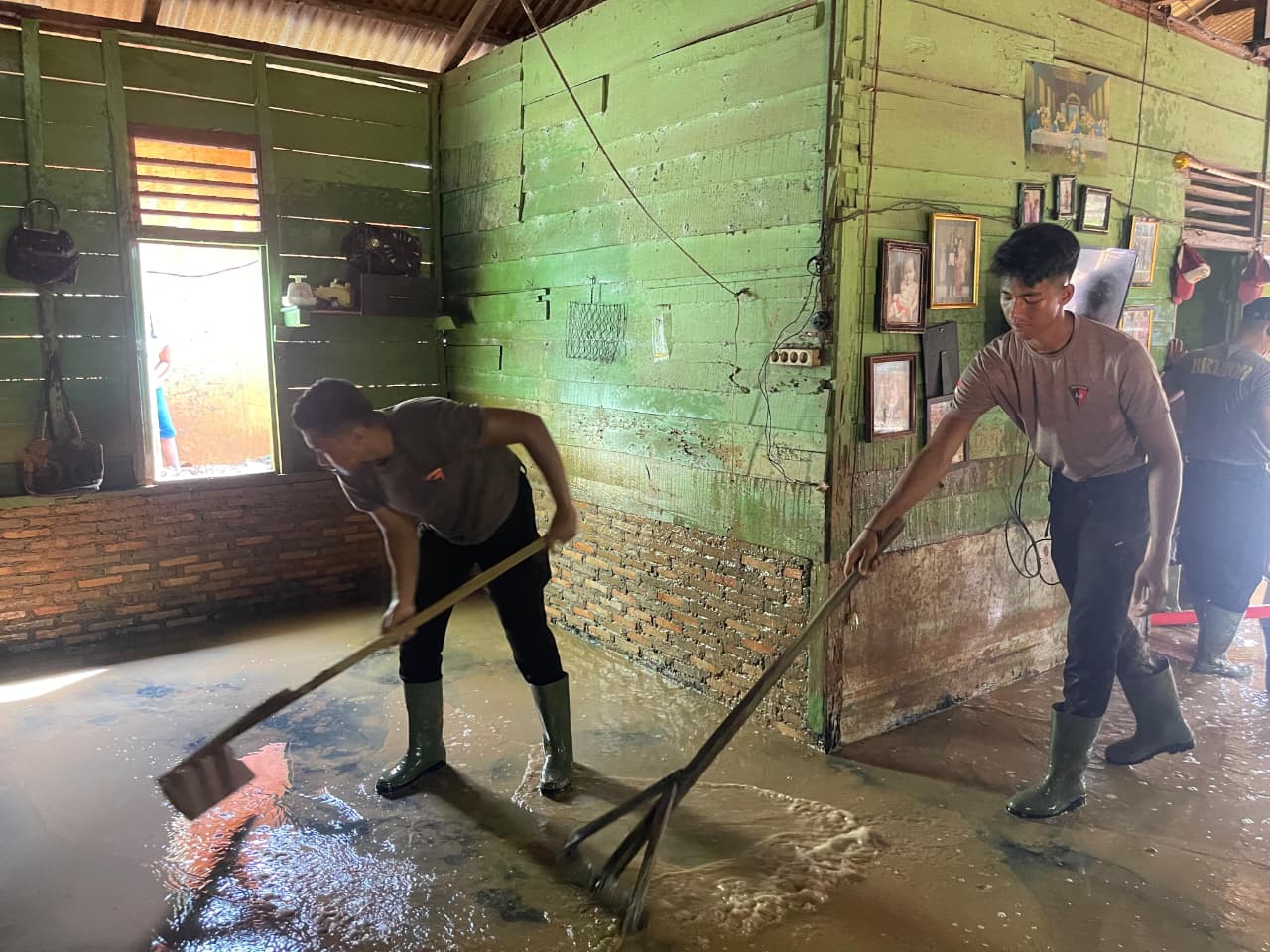 Brimob Polda Sumut Gotong Royong Bersihkan Rumah Warga Terdampak Banjir dan Longsor di Tapanuli Tengah