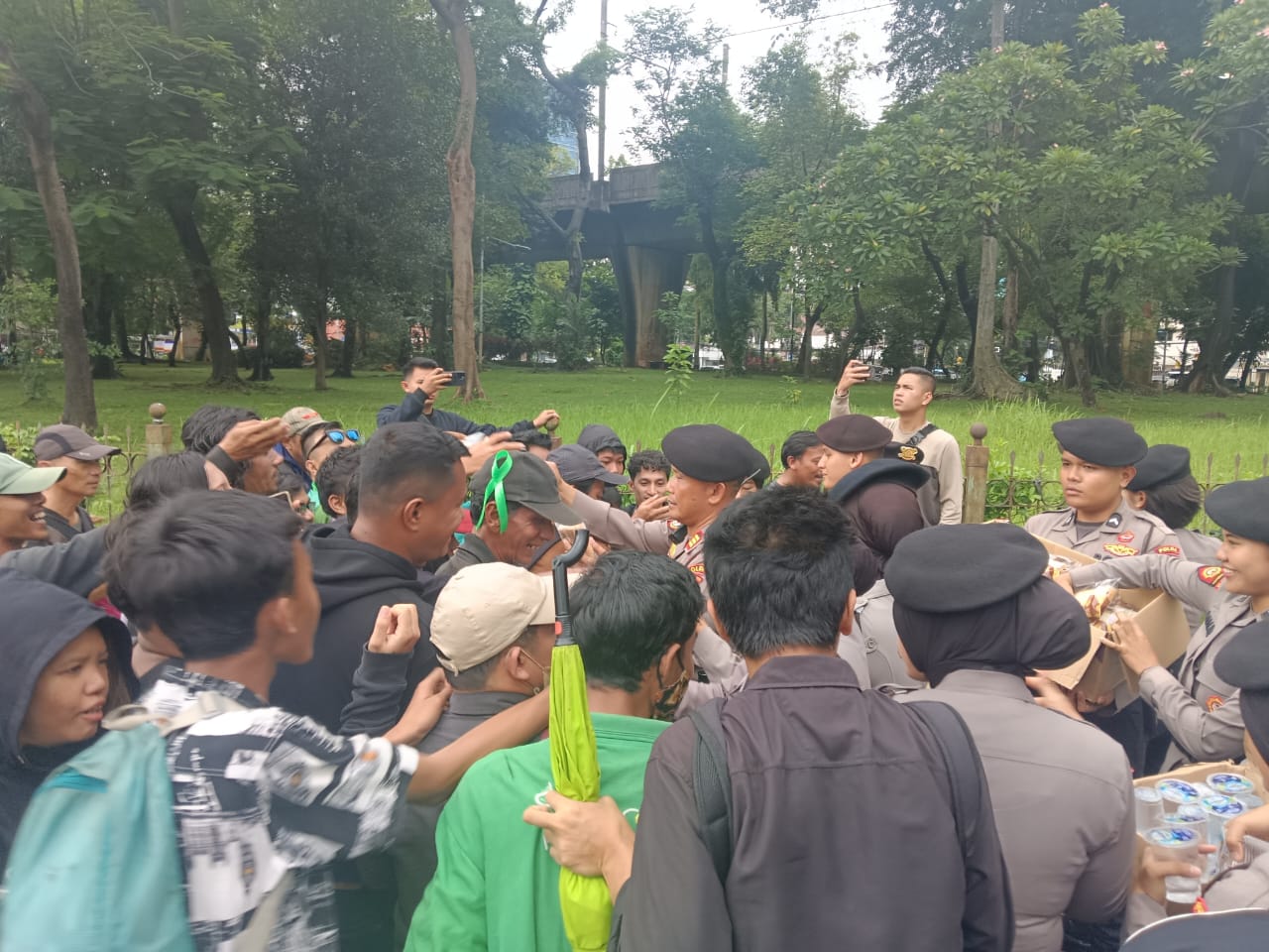 Polisi Bagikan Air Mineral dan Snack pada Pelayanan Unjuk Rasa Ojol