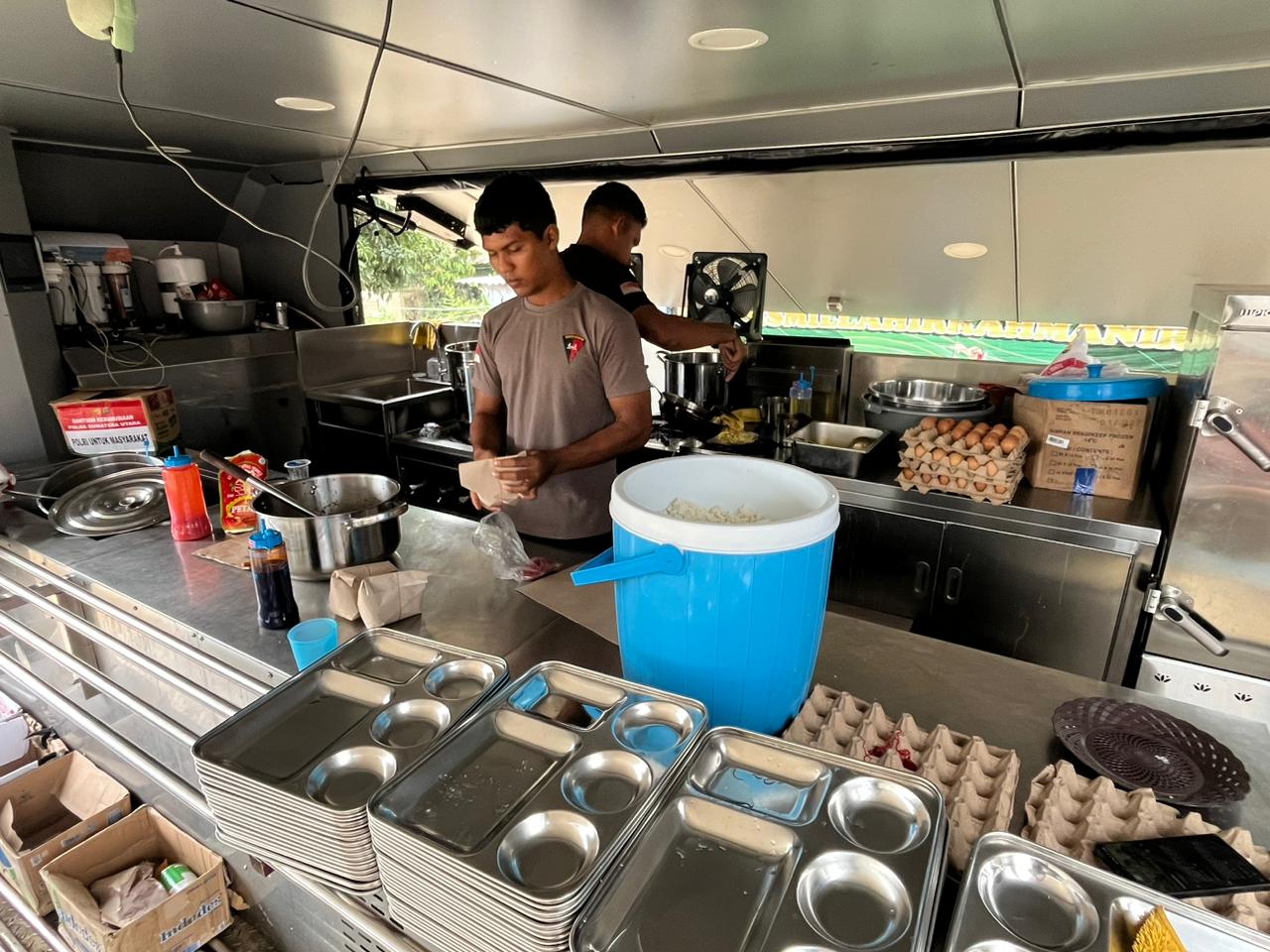 Dapur Umum Polri Terus Beroperasi Layani Pengungsi di Aceh Tamiang dan Sumbar