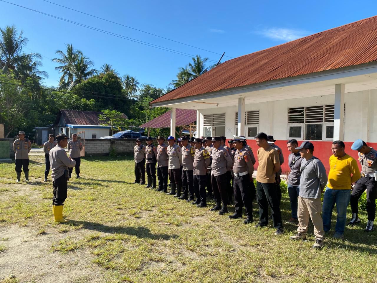 Polri-TNI Terus Lakukan Penanganan Banjir Donggala, Akses Jalan Mulai Dibuka dan Pembersihan Rumah Warga Digencarkan