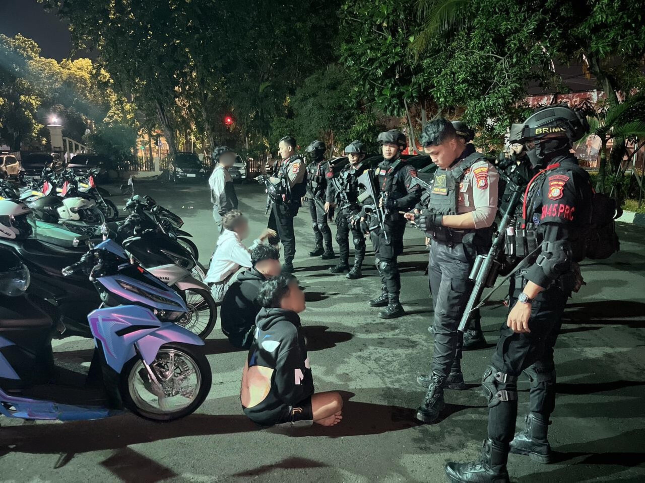 Patroli Gabungan Brimob–Polres Jaktim Gagalkan Tawuran dan Balap Liar Dini Hari: Celurit dan Panah Disita