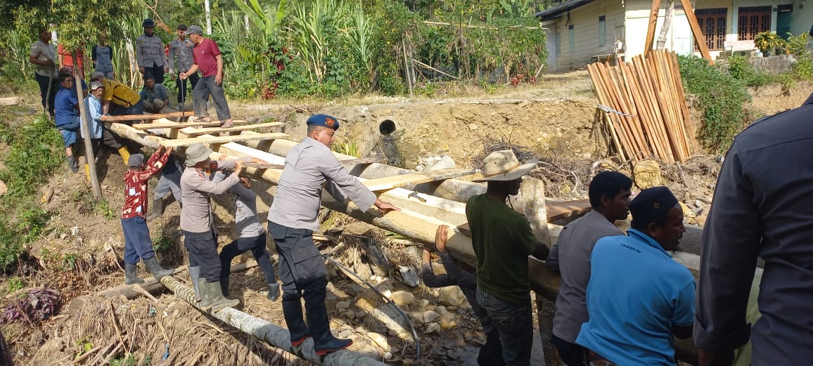 Polri Bersama Masyarakat Bangun Jembatan Darurat, Akses Tiga Kampung di Rusip Antara Kembali Terhubung