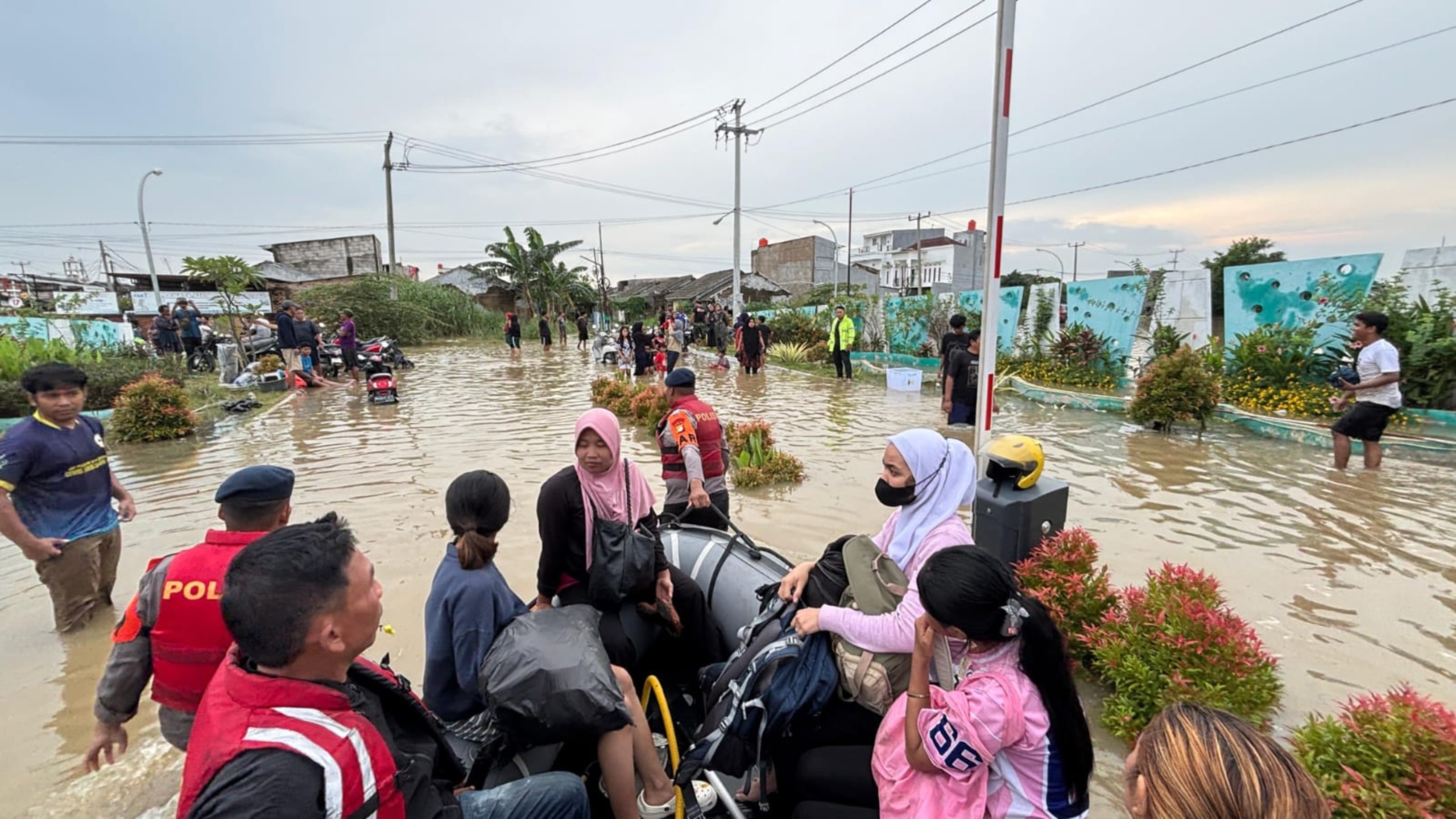 Brimob Polda Metro Jaya Terus Laksanakan Evakuasi Warga Terdampak Banjir di Perumahan The Nebraska Terrace