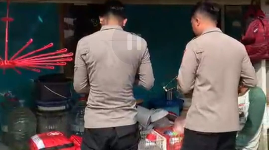 Polri “All Out” Evakuasi, Hadirkan Randurlap dan Patroli Kesehatan Door to Door untuk Korban Banjir Karawang