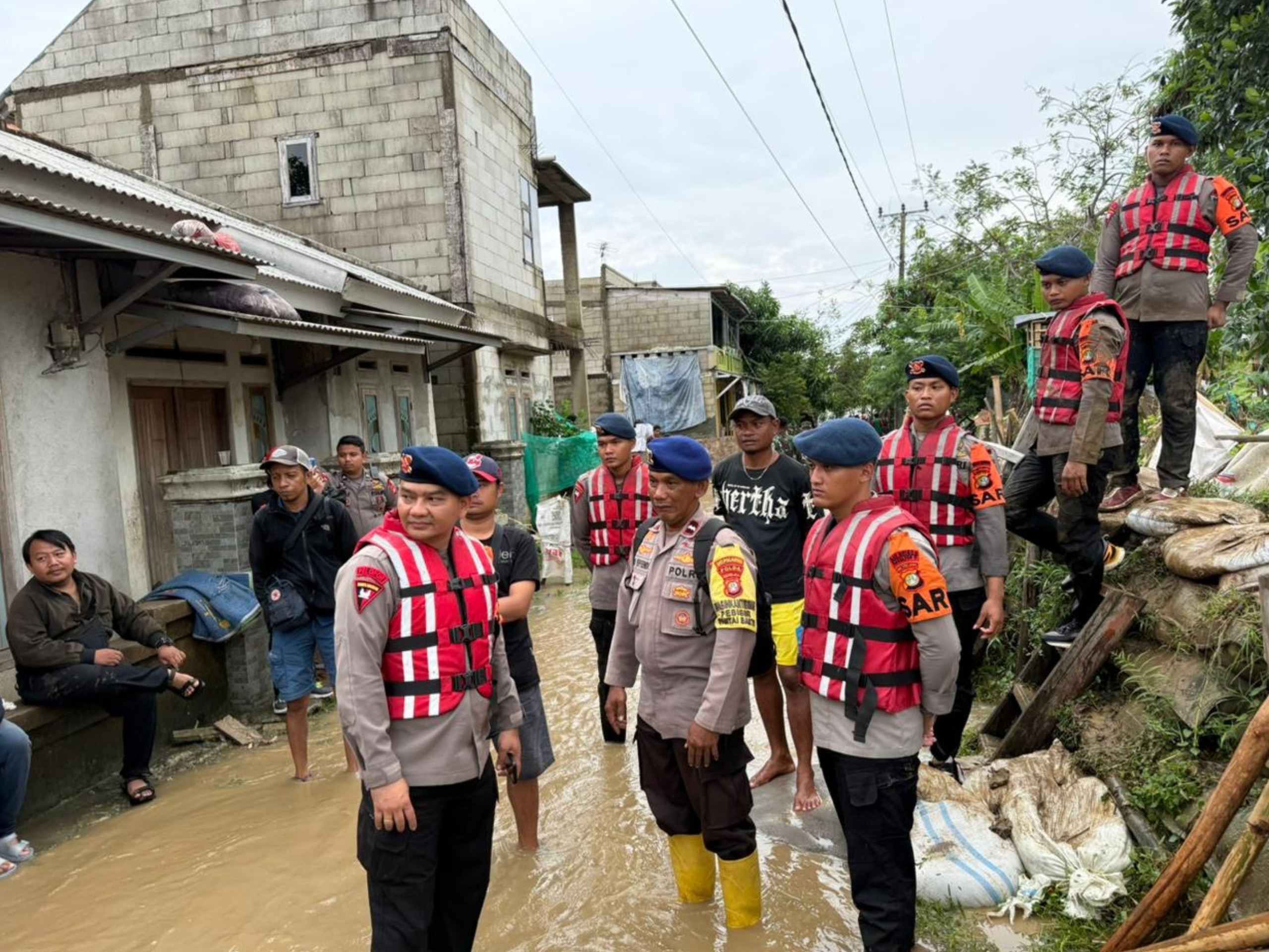 Brimob Polda Metro Jaya Gerak Cepat Perbaiki Tanggul Jebol Muara Gembong