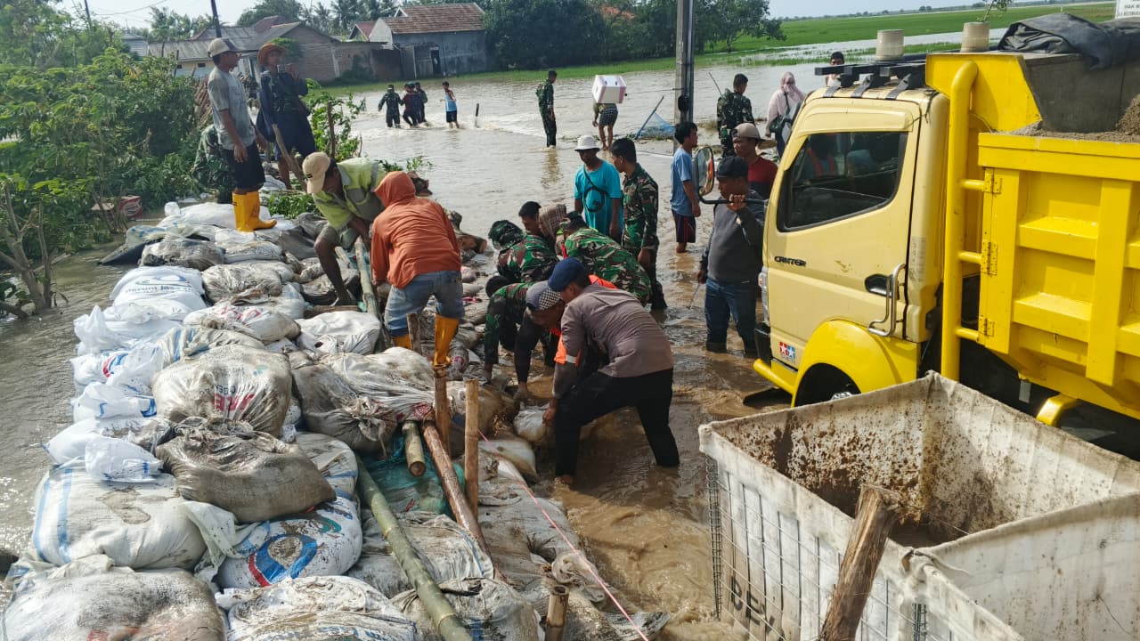 Tanggul Jebol di Muara Gembong, Brimob Bersama TNI dan Warga Bahu-Membahu Lakukan Penanganan Tanggul Jebol di Muara Gembong, Brimob Bersama TNI dan Warga Bahu-Membahu Lakukan Penanganan