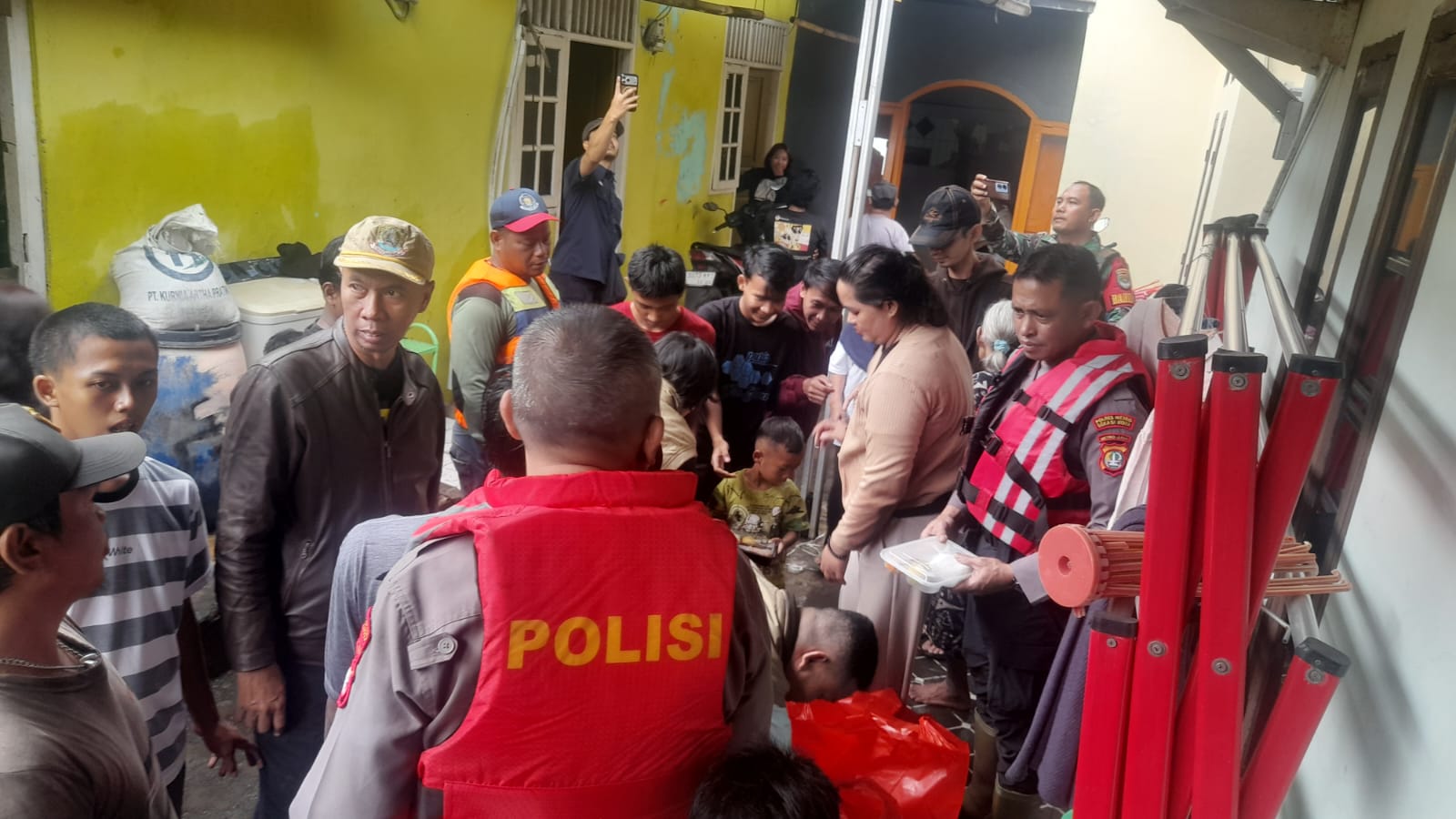 Polres Metro Bekasi Kota Terjunkan Personel dan Salurkan 500 Paket Makanan untuk Korban Banjir di Teluk Pucung Polres Metro Bekasi Kota Terjunkan Personel dan Salurkan 500 Paket Makanan untuk Korban Banjir di Teluk Pucung
