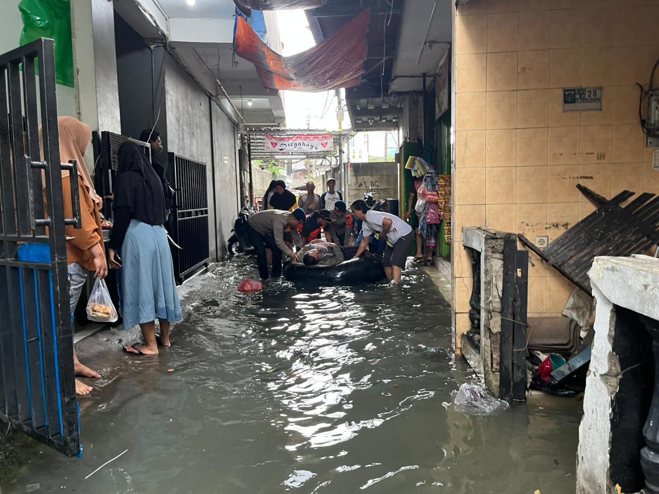 Siaga Kemanusiaan, Gegana Brimob Metro Jaya Evakuasi Warga Terdampak Banjir di Jakbar