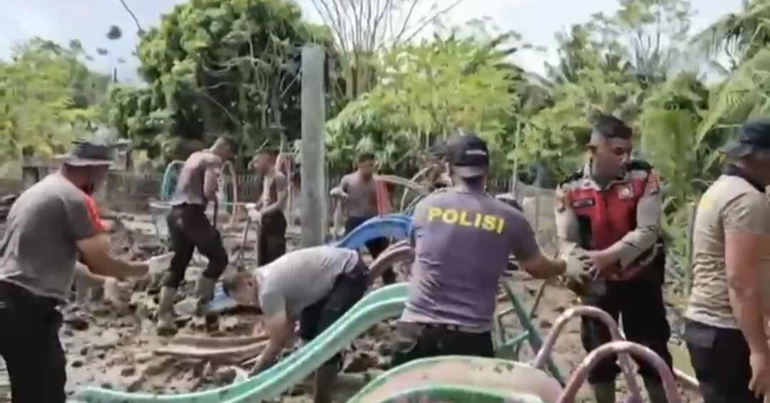 Gotong Royong Polri dan Masyarakat, Polres Pidie Jaya Percepat Pemulihan Pascabanjir dan Fasilitas Pendidikan Gotong Royong Polri dan Masyarakat, Polres Pidie Jaya Percepat Pemulihan Pascabanjir dan Fasilitas Pendidikan