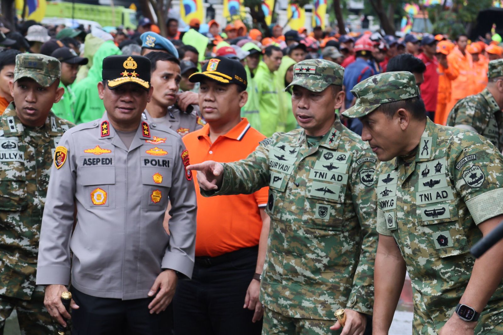 Kompak, TNI-Polri-Warga Jakarta bersih-bersih Waduk Cincin Papanggo: Pangdam dan Kapolda Turun Langsung