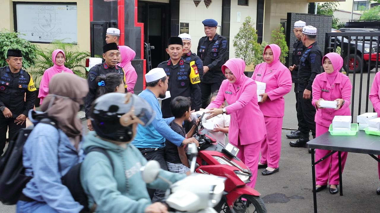 Brimob Polda Metro Jaya Bagi Takjil untuk Warga di Depan Mako Gegana