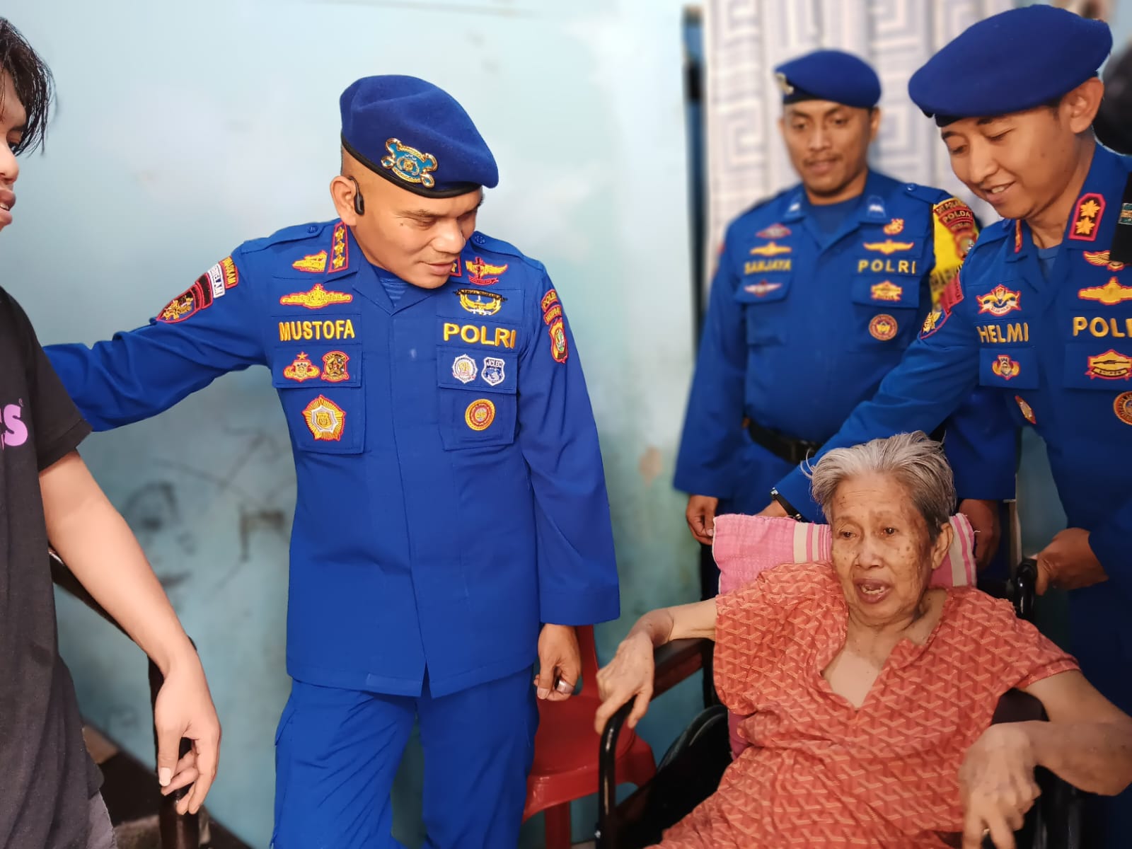 Ditpolairud Polda Metro Jaya Beri Kursi Roda untuk Lansia Pesisir Kali Adem Ditpolairud Polda Metro Jaya Beri Kursi Roda untuk Lansia Pesisir Kali Adem