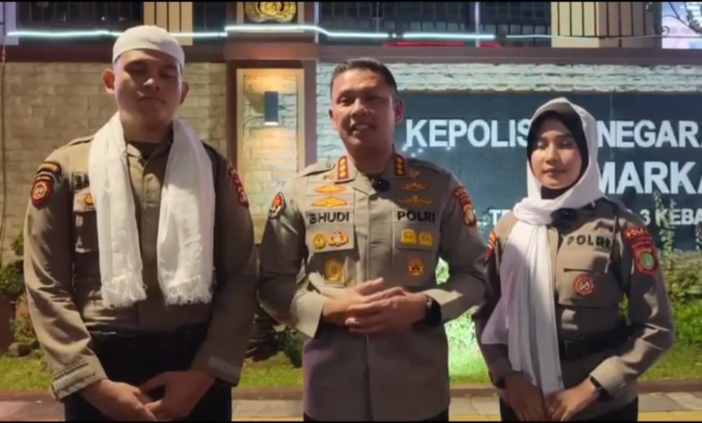 Aksi Penyampaian Pendapat di Mabes Polri: Mahasiswi Berjaket Kuning Ambil dan Coret Kain Penutup Kepala Polwan